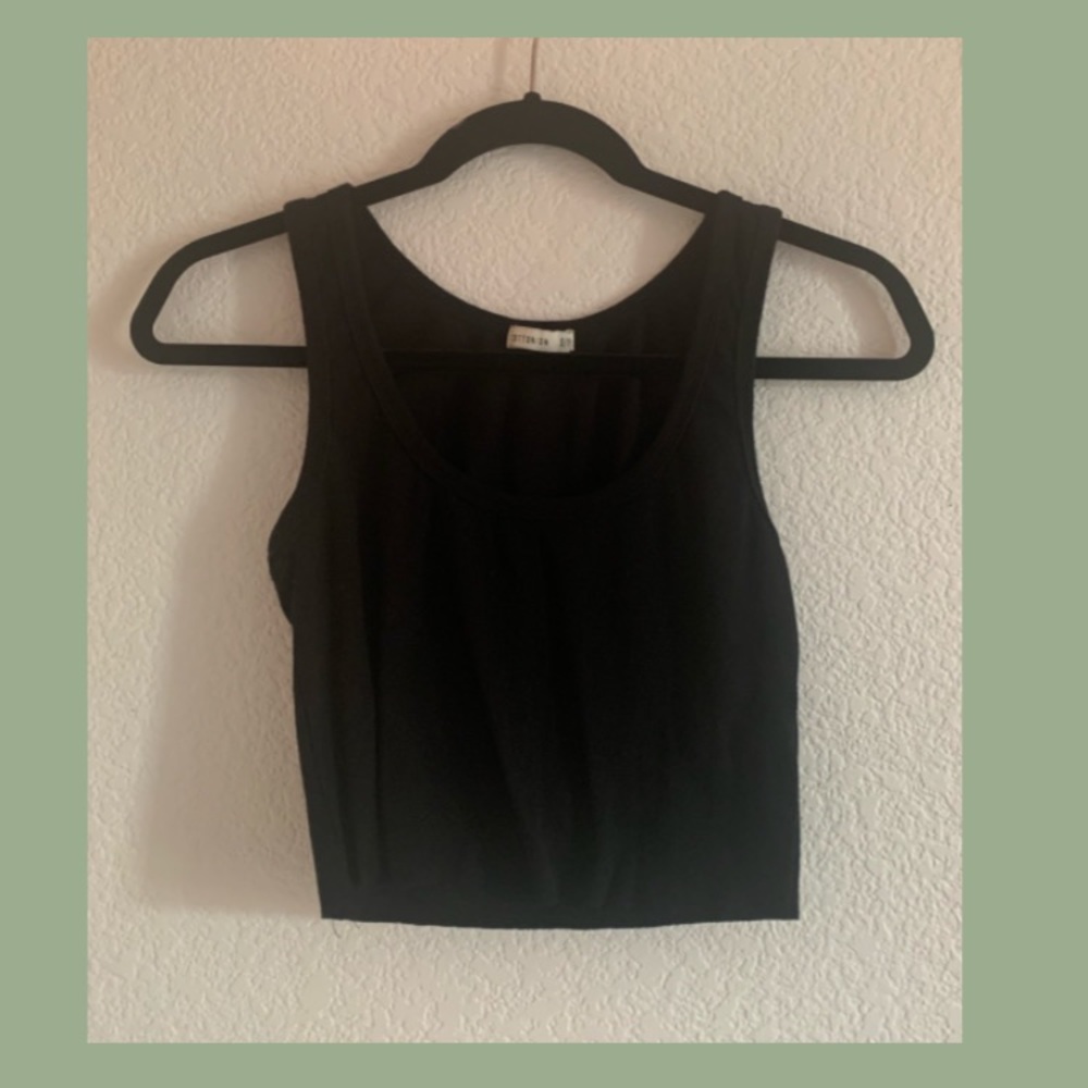 Cropped plain black tank!!